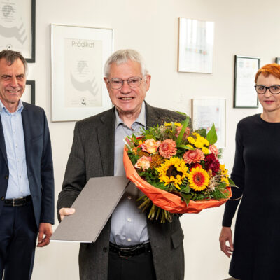 Rektor Prof. Dr. Gerhard Sagerer und die stellvertretende Senatsvorsitzende Dr. Beate Lingnau überreichten die Urkunde zur Ehrensenatorwürde an Prof. Dr. Alfred Pühler.
