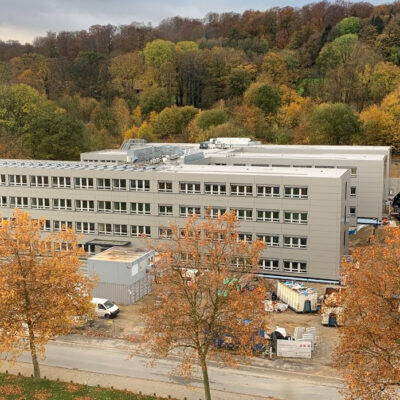 Blick vom Hauptgebäude der Universität auf das Gebäude Z an der Konsequenz. Das 2018 errichtete Gebäude (linker Teil) wurde 2020 auf drei Gebäudeteile erweitert und bietet nun auf 5.000qm Nutzfläche Platz für Büros.