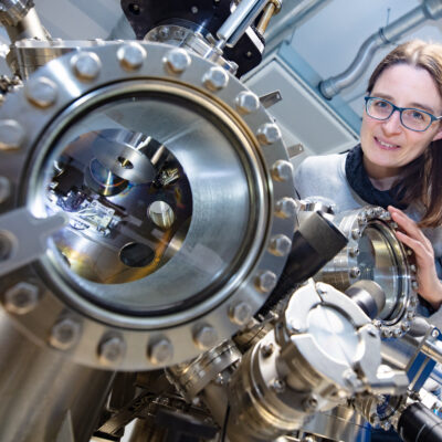 Prof’in Dr. Angelika Kühnle untersucht in einer neuen Studie, wie Moleküle durch Kühlen mobil werden. Foto der Person mit Gerät