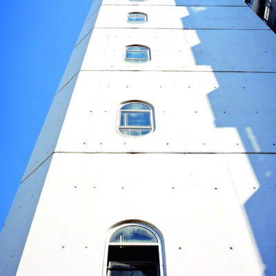Turm des Hauptgebäudes der Universität Bielefeld vor blauem Himmel