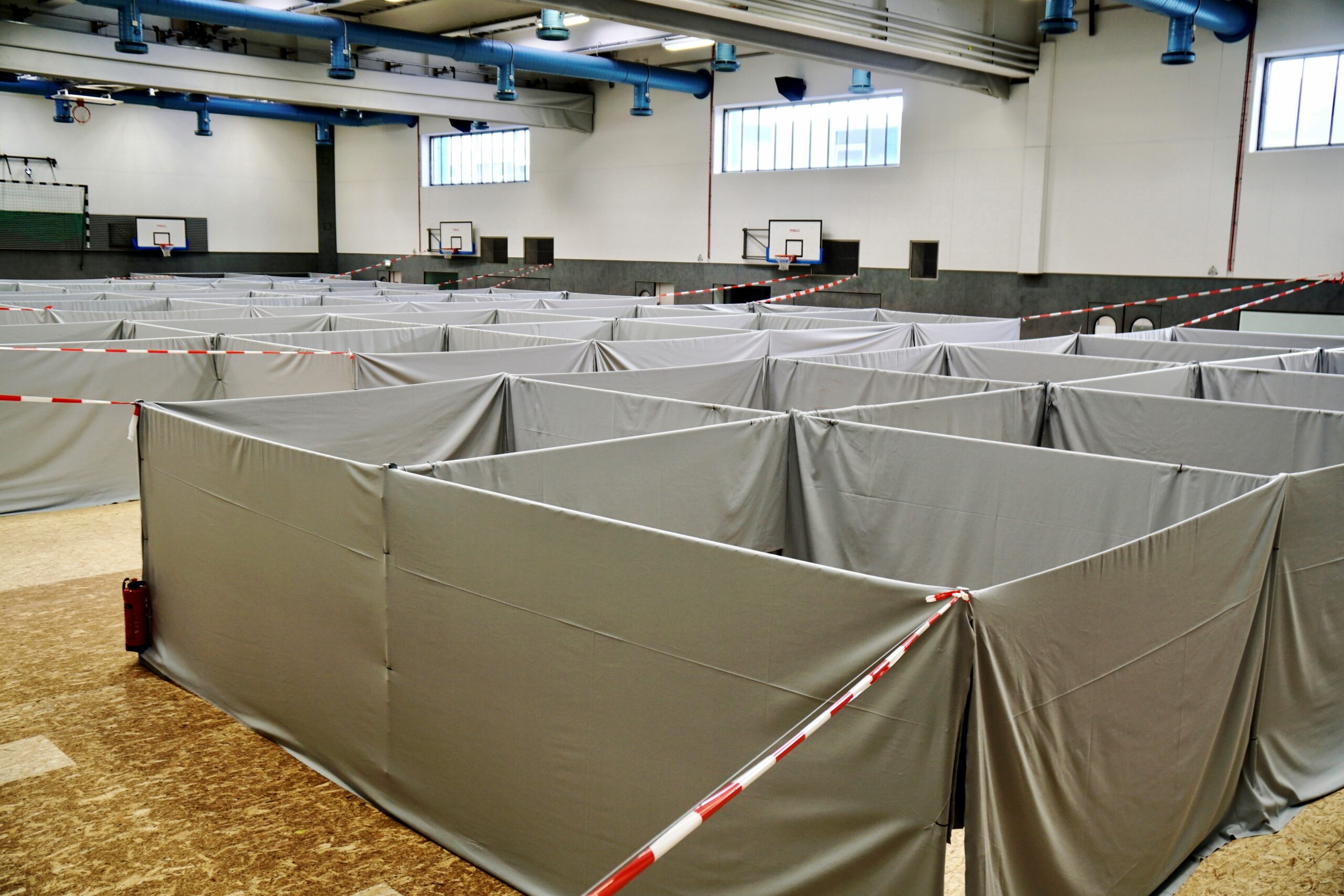 Als Notunterkunft umgebaute Sporthalle der Universität Bielefeld