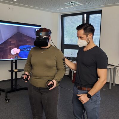 Bild der Personen Ramona Scherer und Frank Homp beim Testen der VR-Simulation