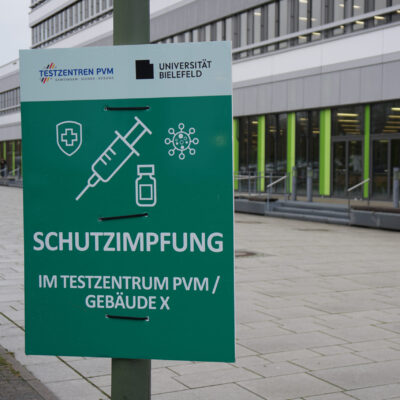 Bild von dem Plakat "Impfzentrum an der Universität Bielefeld"