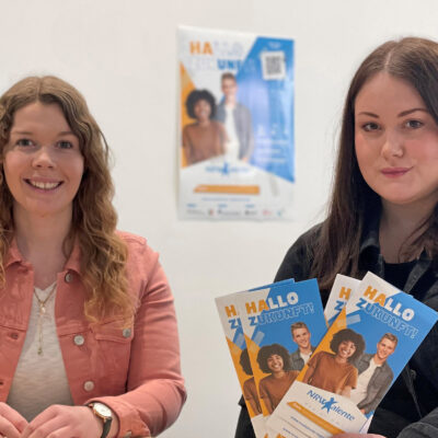 Jennifer Gläßer und Luana Heidenreich (v. l.), beide Managerinnen von „NRWTalente – Region OWL" an der Universität Paderborn, freuen sich über den Start des Stipendienprogramms.