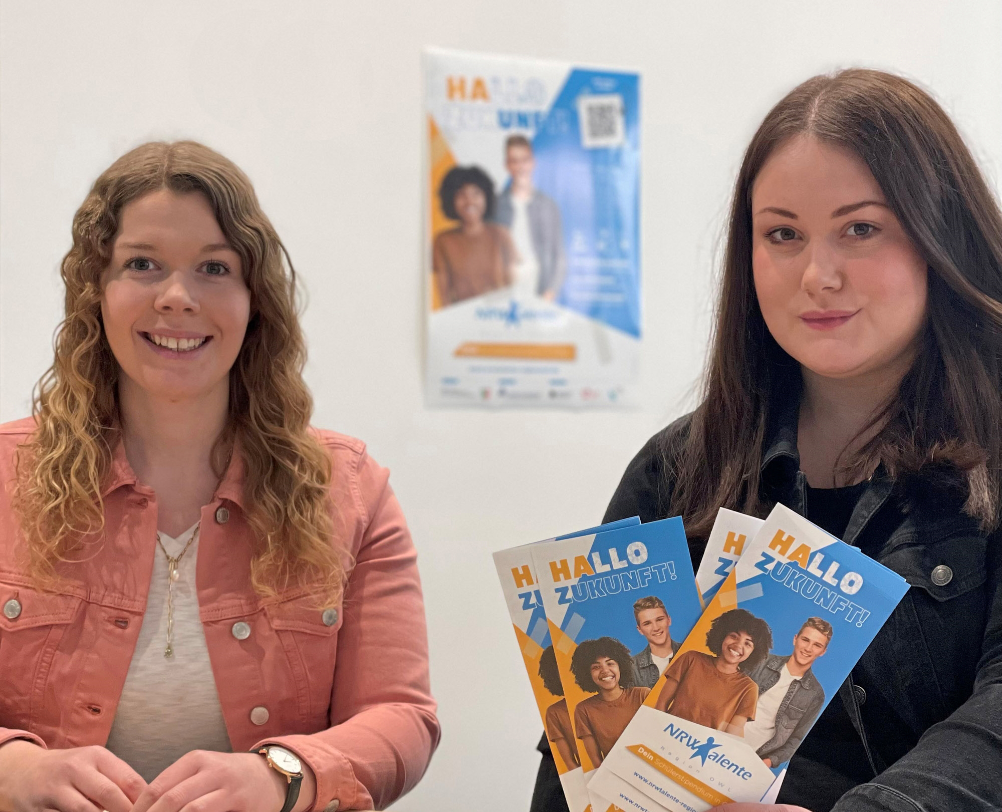 Jennifer Gläßer und Luana Heidenreich (v. l.), beide Managerinnen von „NRWTalente – Region OWL" an der Universität Paderborn, freuen sich über den Start des Stipendienprogramms.