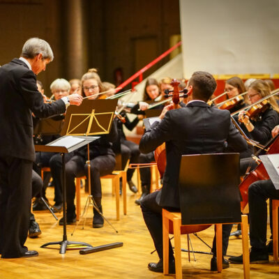 Michael Hoyer leitet und dirigiert das Univer-sitätsorchester