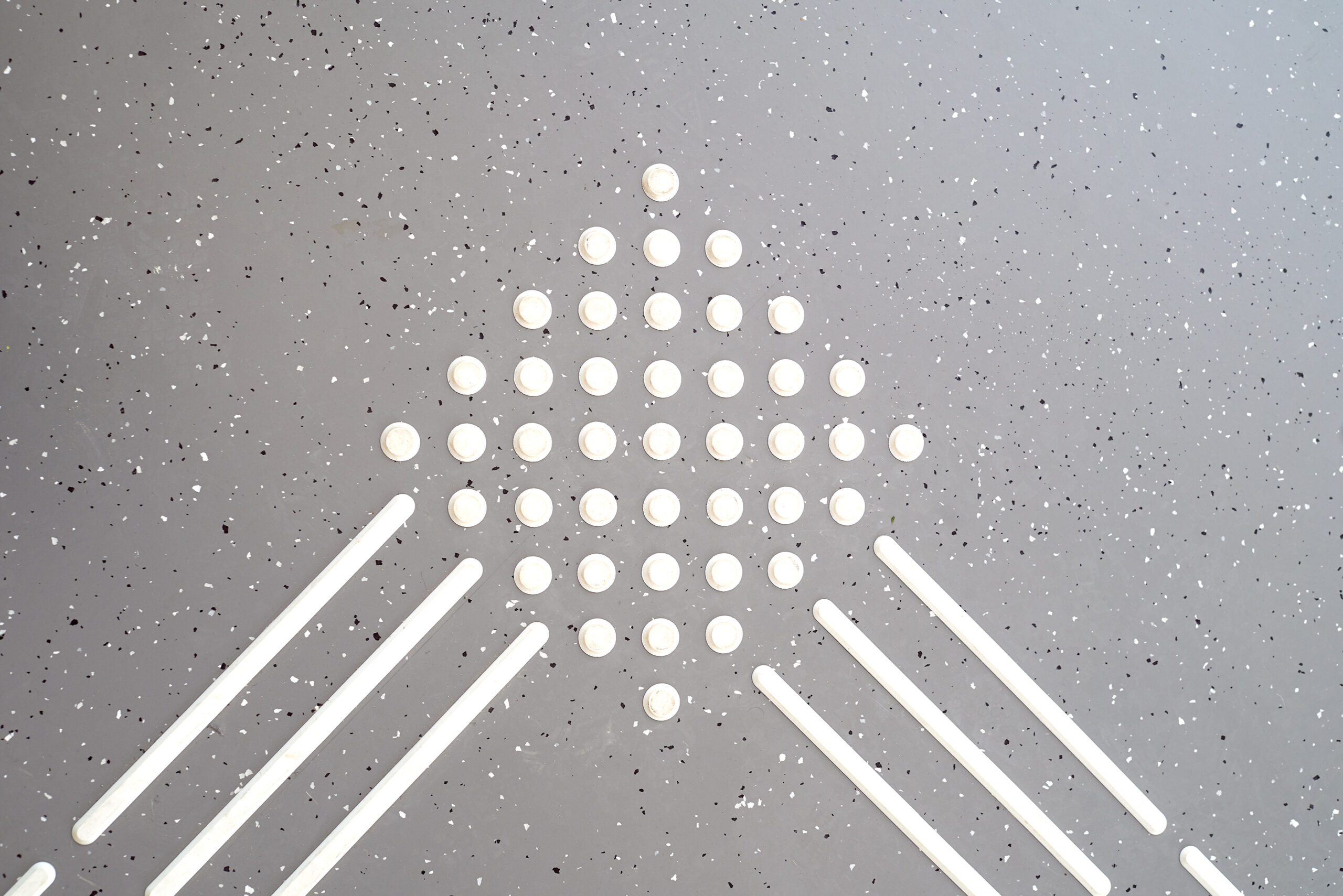 Symbolbild: grauer Fußboden in der Universität Bielefeld