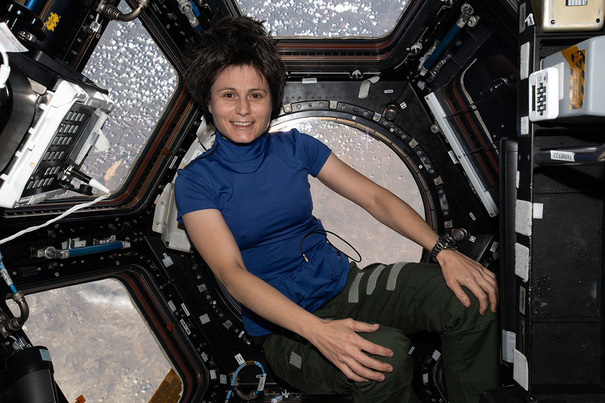 Die ESA-Astronautin und Flugingenieurin der Expedition 67, Samantha Cristoforetti, ist im Inneren der Kuppel mit sieben Fenstern, dem 