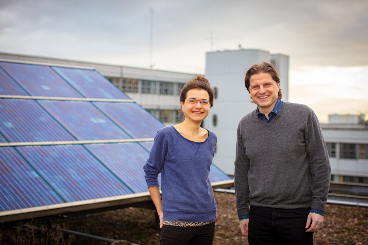 Photo of Kerstin Hötte and Herbert Dawid next to a solar panel.