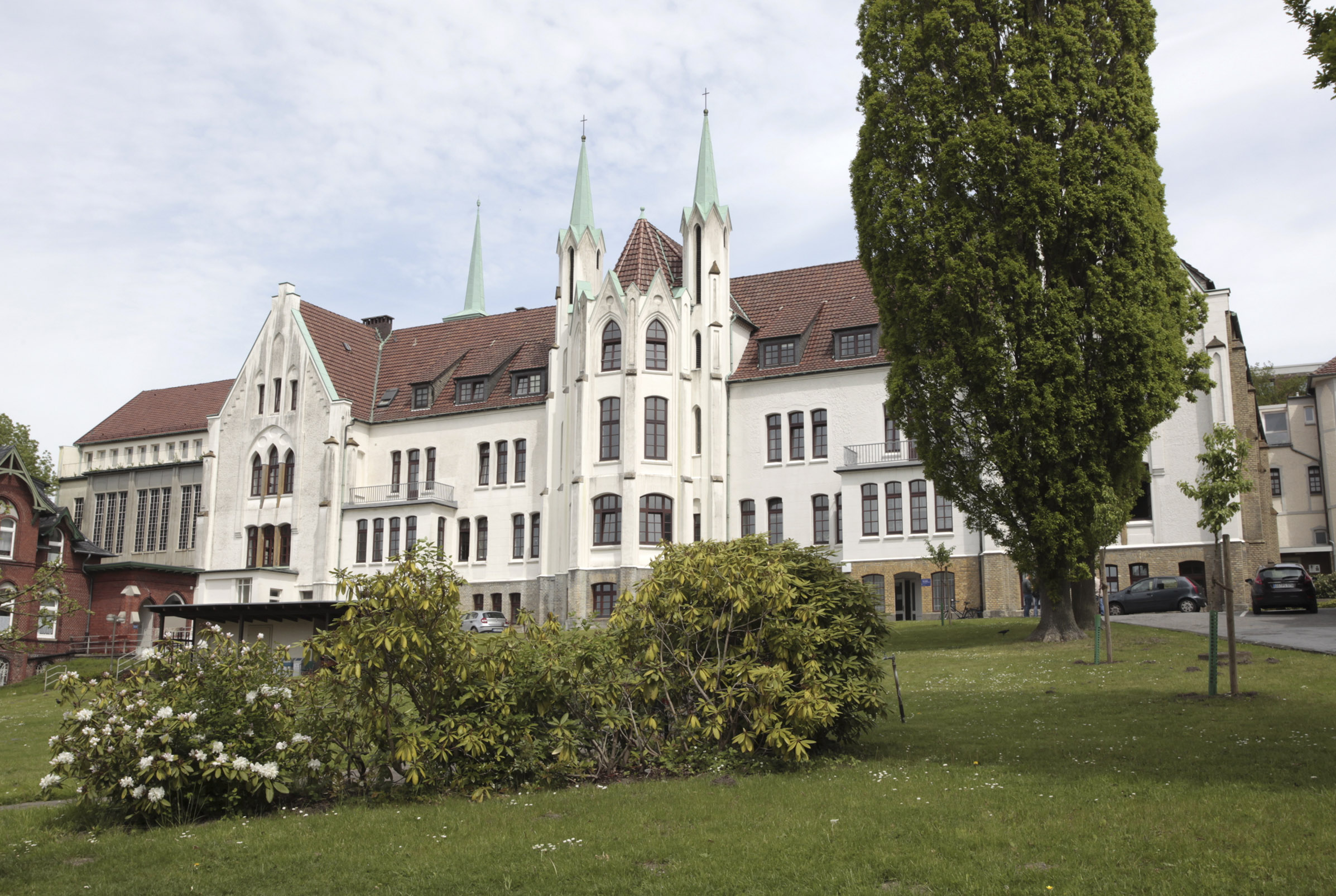 Das Haus Sarepta ist eines der Wahrzeichen in Bielefeld-Bethel, imposantes neugotisches Gebäude