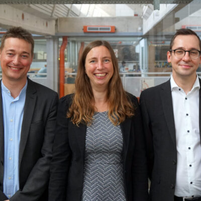 Gruppenfoto: Dr. Christian Timo Zenke, Prof’in Dr. Annette Textor und Benedict Kurz von der Fakultät für Erziehungswissenschaft.