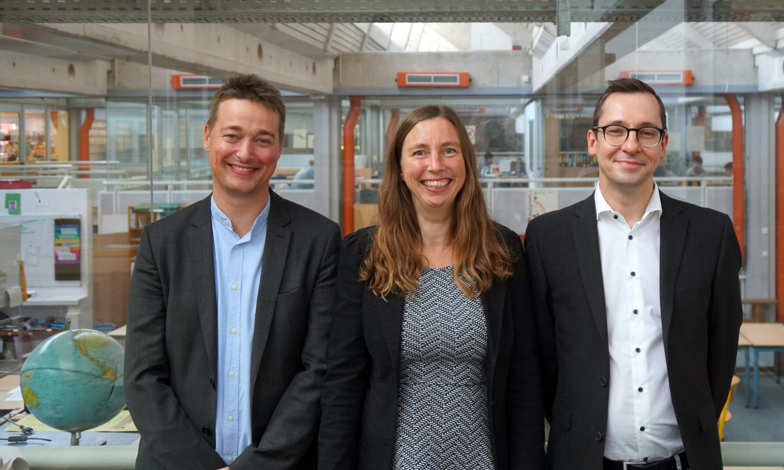 Gruppenfoto: Dr. Christian Timo Zenke, Prof’in Dr. Annette Textor und Benedict Kurz von der Fakultät für Erziehungswissenschaft.