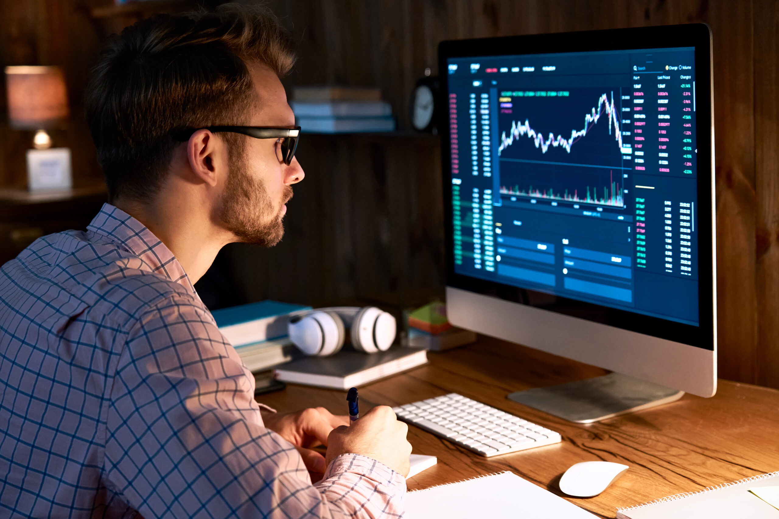 Investor Broker analysiert Indizes, Finanzdiagramm Handel Online-Investment-Daten auf PC-Bildschirm.