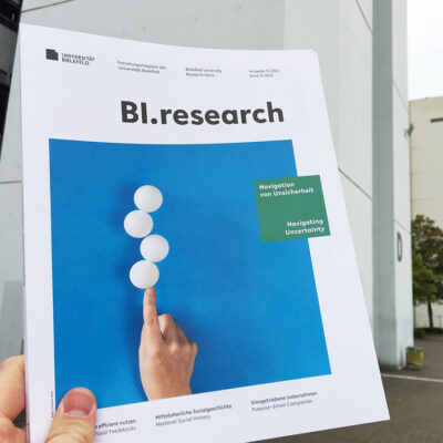 Eine Ausgabe von BI.research mit dem Universitätshauptgebäude im Hintergrund