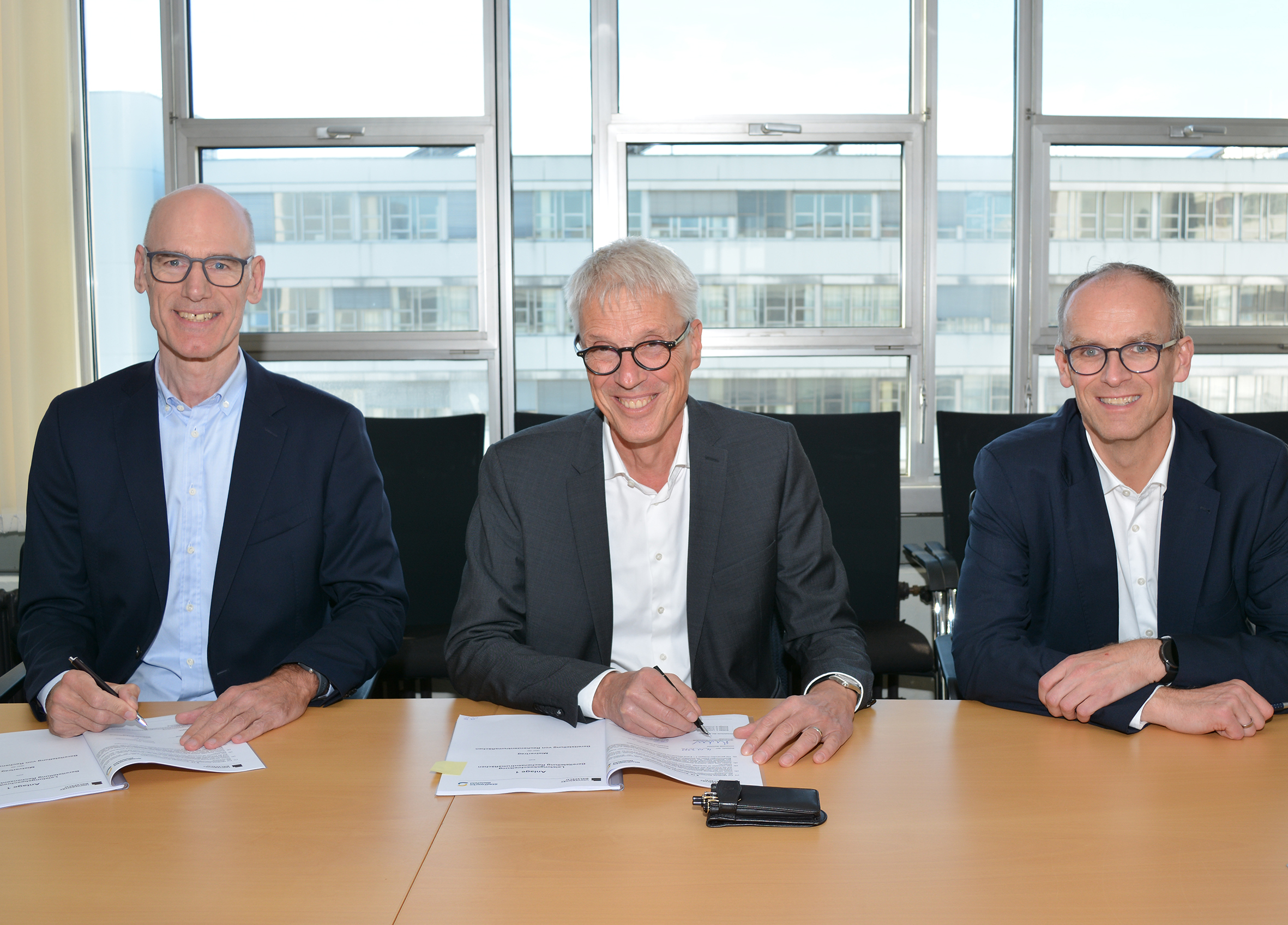 Freuen sich über die Vertragsunterzeichnung (von links): Stadtwerke-Geschäftsführer Rainer Müller, Dr. Stephan Becker (Kanzler der Universität Bielefeld), und Stadtwerke-Geschäftsführer Martin Uekmann.