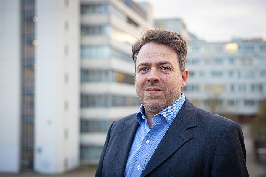 Portraitbild von Prof. Dr. Andreas Vasilache vor der Universität Bielefeld.