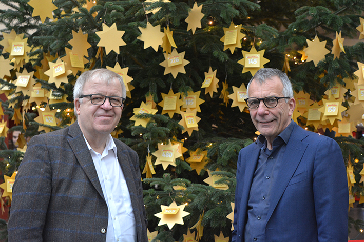 Rektor Prof. Dr.-Ing. Gerhard Sagerer und Pastor Ulrich Pohl eröffneten die Aktion Wunschstern in der Universitätshalle (v.r.).