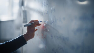 Mathematische Formeln werden auf das Whiteboard geschrieben.