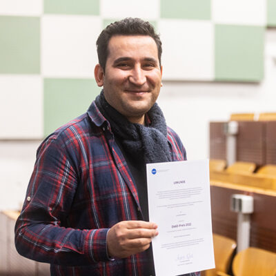 Morteza Pashapourahmadabadi erhält den DAAD-Preis 2022 für sein soziales Engagement und seine herausragenden Studienleistungen. Bild der Person mit Urkunde