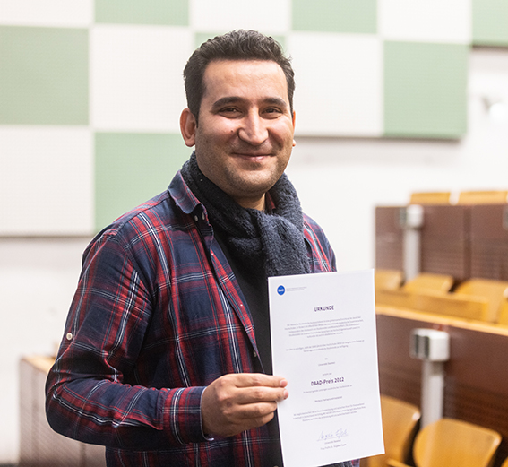 Morteza Pashapourahmadabadi erhält den DAAD-Preis 2022 für sein soziales Engagement und seine herausragenden Studienleistungen. Bild der Person mit Urkunde