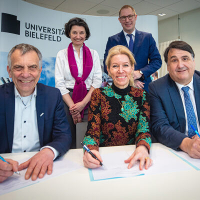 Vertreter*innen der Universität Bielefeld, Ruhr-Universität Bochum und Herz- und Diabeteszentrum NRW unterzeichnen Kooperationsvertrag