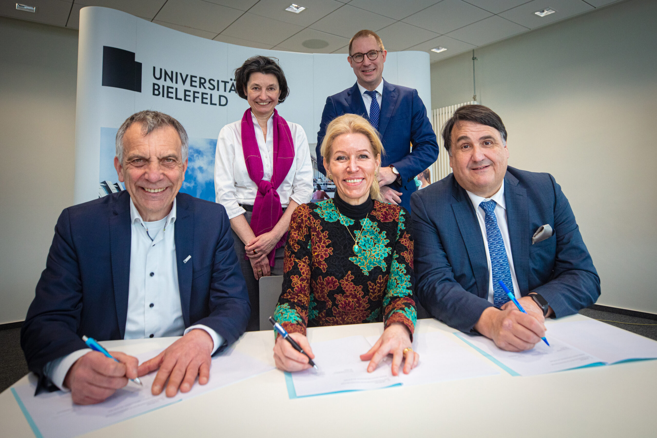 Vertreter*innen der Universität Bielefeld, Ruhr-Universität Bochum und Herz- und Diabeteszentrum NRW unterzeichnen Kooperationsvertrag.