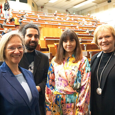 Prorektorin Prof‘in Dr. Angelika Epple, AStA-Vorsitzende Lena Bartsch und Ogulcan Yumusat und Bürgermeisterin Karin Schrader.