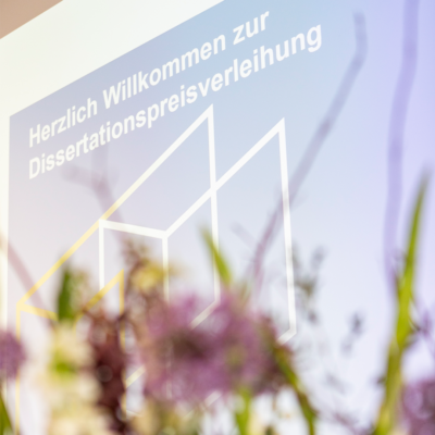 Dissertationspreis 2022: Blumen vor Beamer-Wand