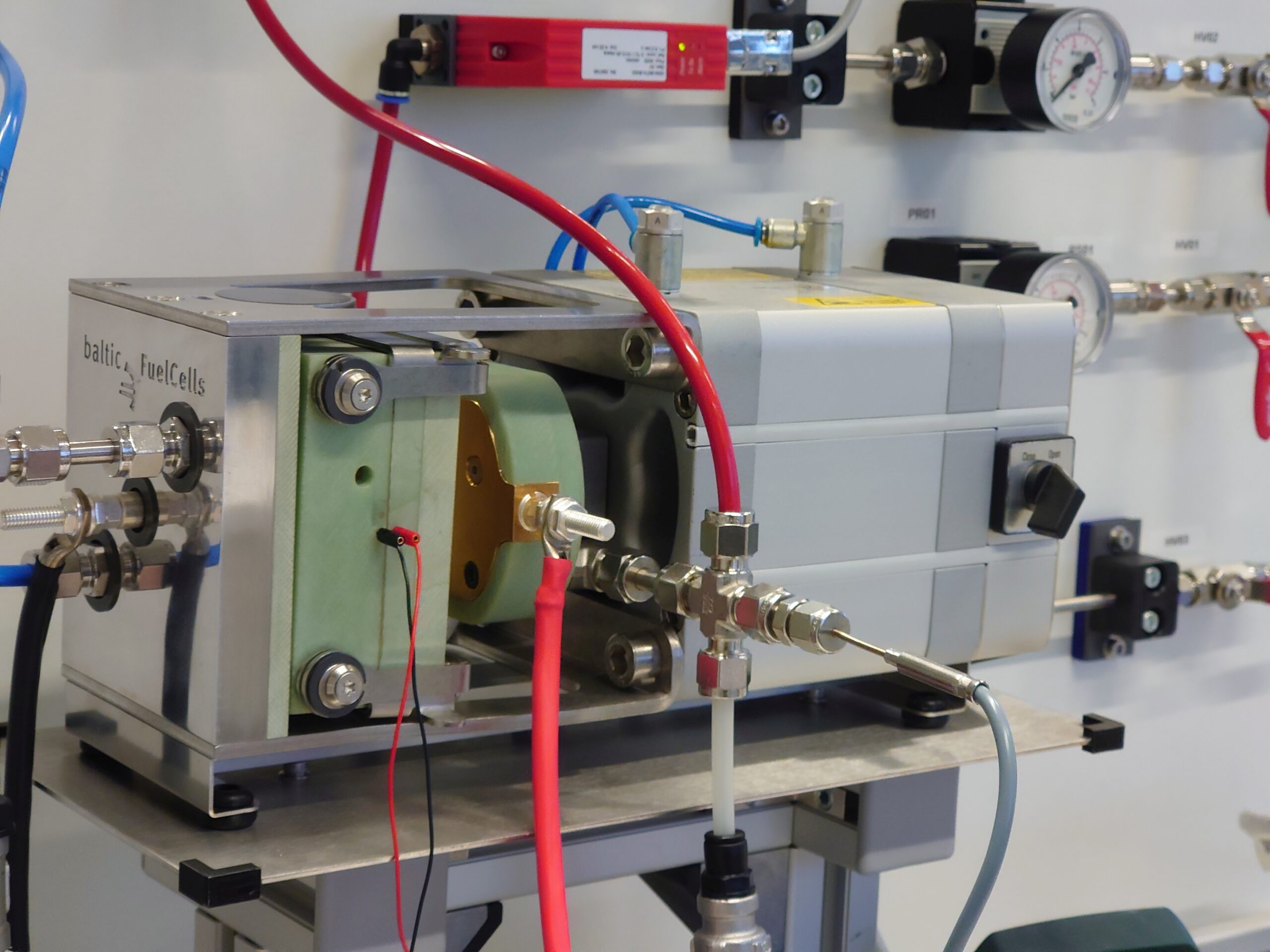Brennstoffzellen-Teststand im Labor der FH Bielefeld zur Charakterisierung und Untersuchung von Betriebsparametern_©FH Bielefeld_Kersten Kröger