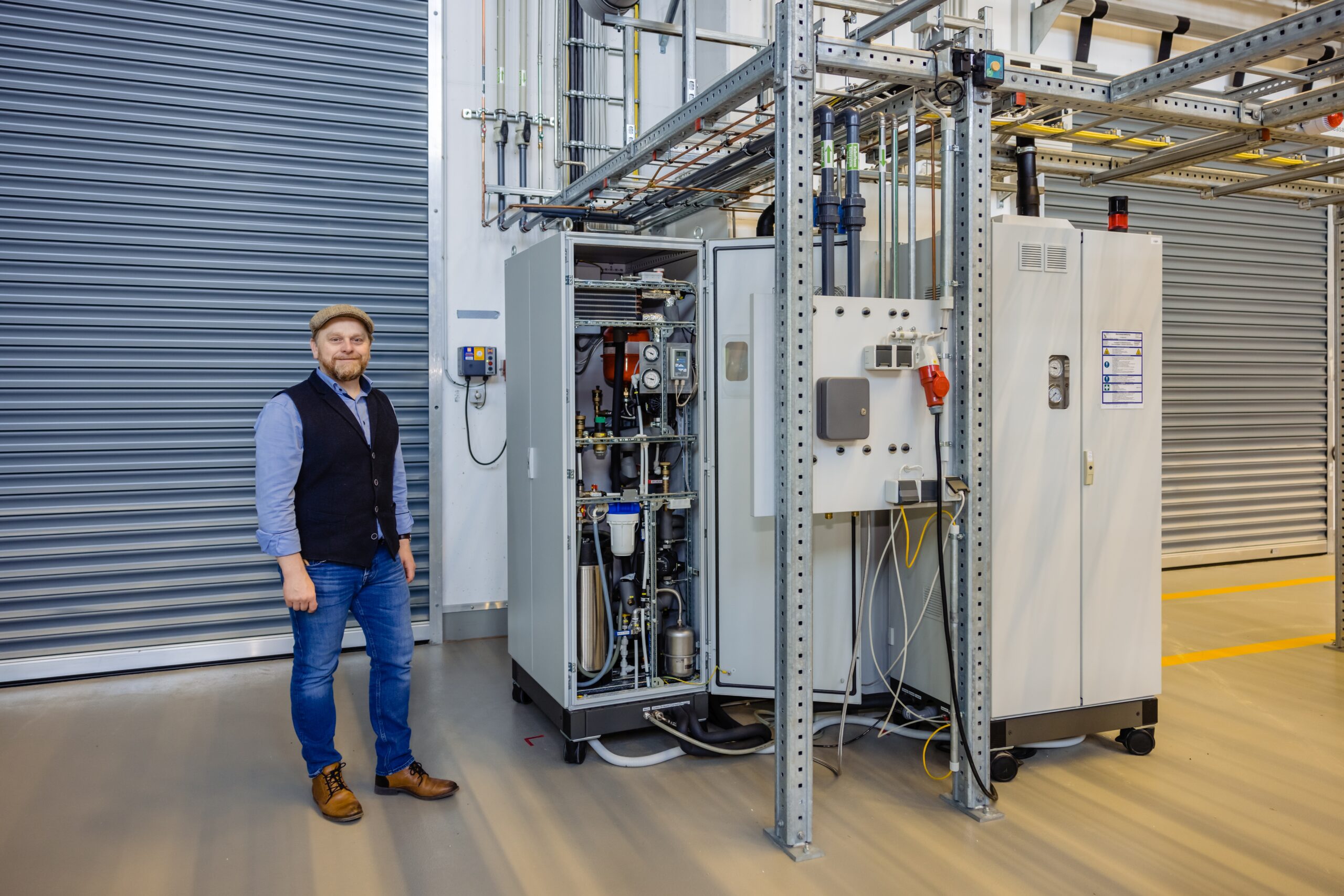 In der Experimentierhalle der FH Bielefeld arbeiten die Forschenden unter anderem an einem Brennstoffzellen-Blockheizkraft-Testsystem_©FH Bielefeld_Alexander Tempel