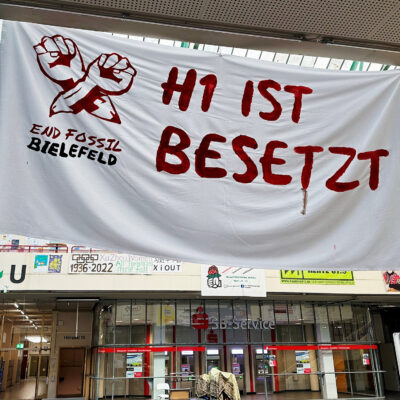 Banner in the university hall with the inscription "H1 is occupied".