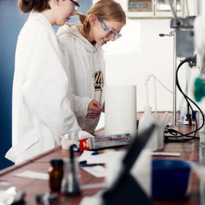 Zwei Schülerinnnen stehen vor einem Labortisch