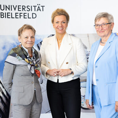 NRW Wissenschaftsministerin Ina Brandes (Mitte) bedankte sich bei der scheidenden Vorsitzenden Dr. Annette Fugmann-Heesing (rechts) und begrüßte die neue Vorsitzende des Hochschulrats Prof‘in Dr. Sabine Kunst.