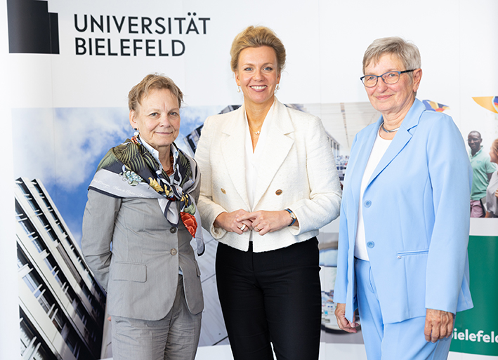 NRW Wissenschaftsministerin Ina Brandes (Mitte) bedankte sich bei der scheidenden Vorsitzenden Dr. Annette Fugmann-Heesing (rechts) und begrüßte die neue Vorsitzende des Hochschulrats Prof‘in Dr. Sabine Kunst.