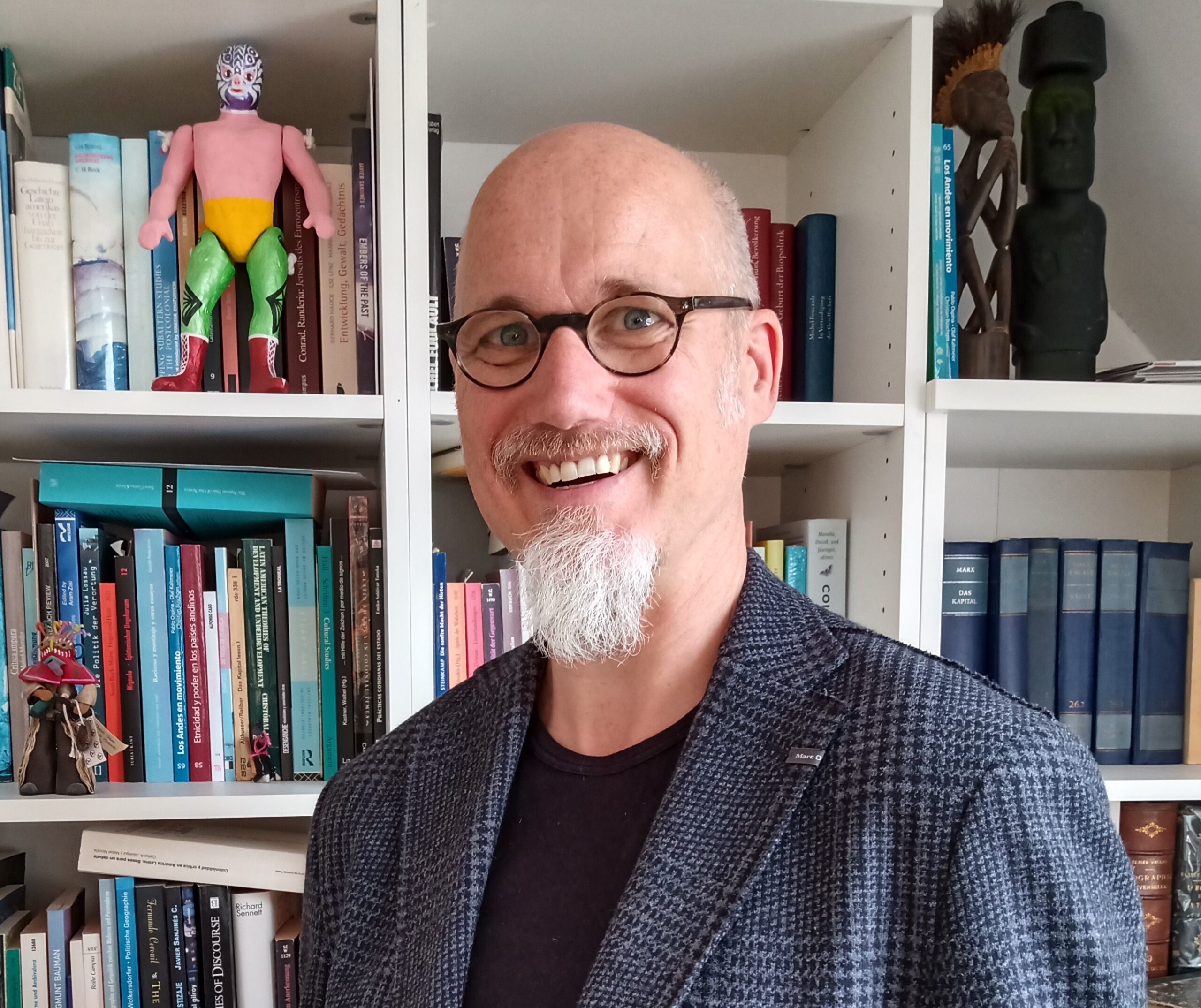 Professor Dr. Olaf Kaltmeier vor einem Bücherregal.