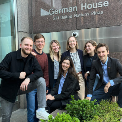 Gruppenbild von sieben Personen vor dem German House in New York