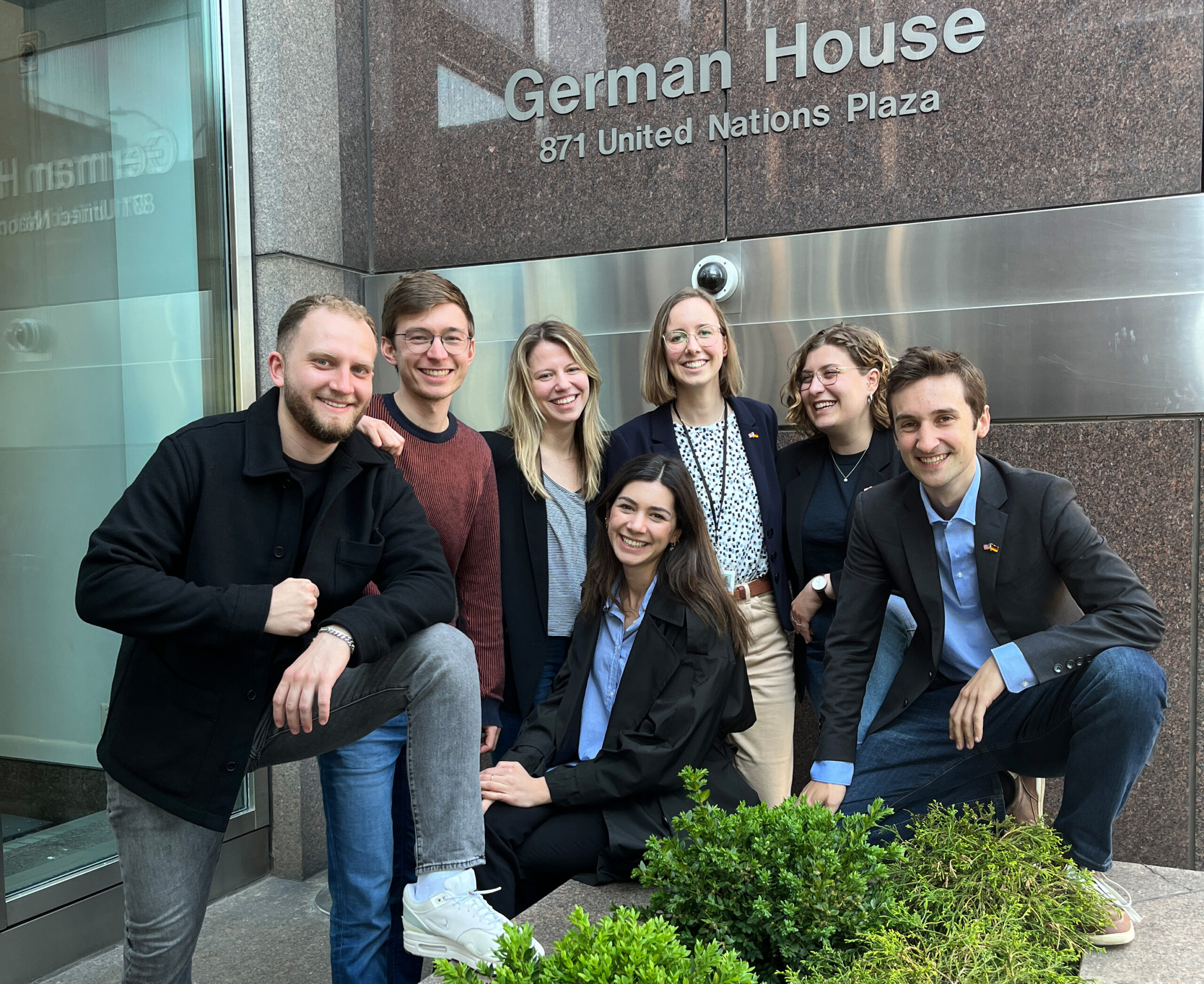 Gruppenbild von sieben Personen vor dem German House in New York