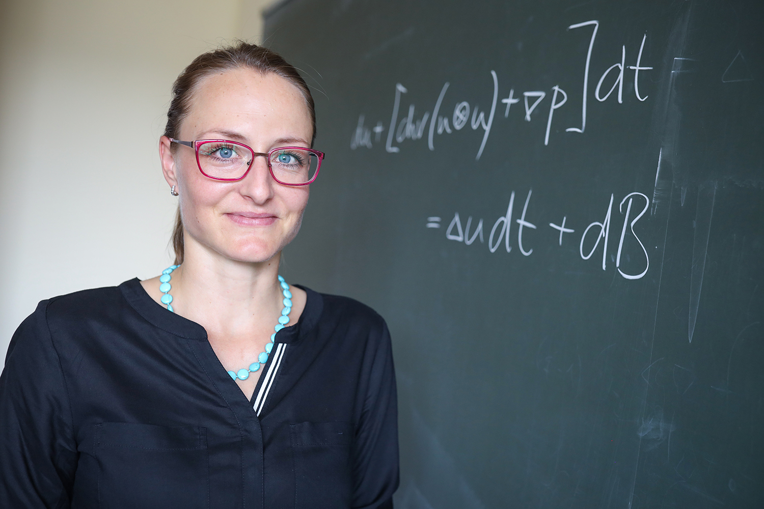 Prof'in Dr. Martina Hofmanová vor einer Tafel
