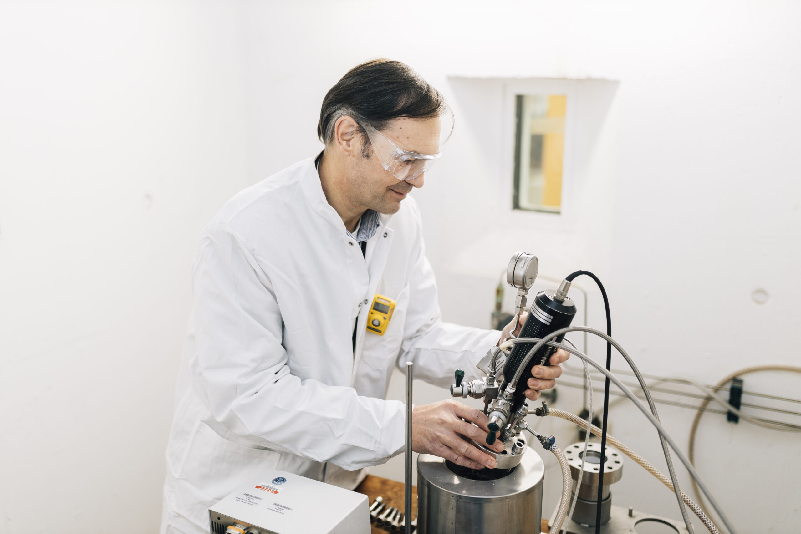 Prof. Dr. Harald Gröger im Laborkittel bedient ein Messgerät.