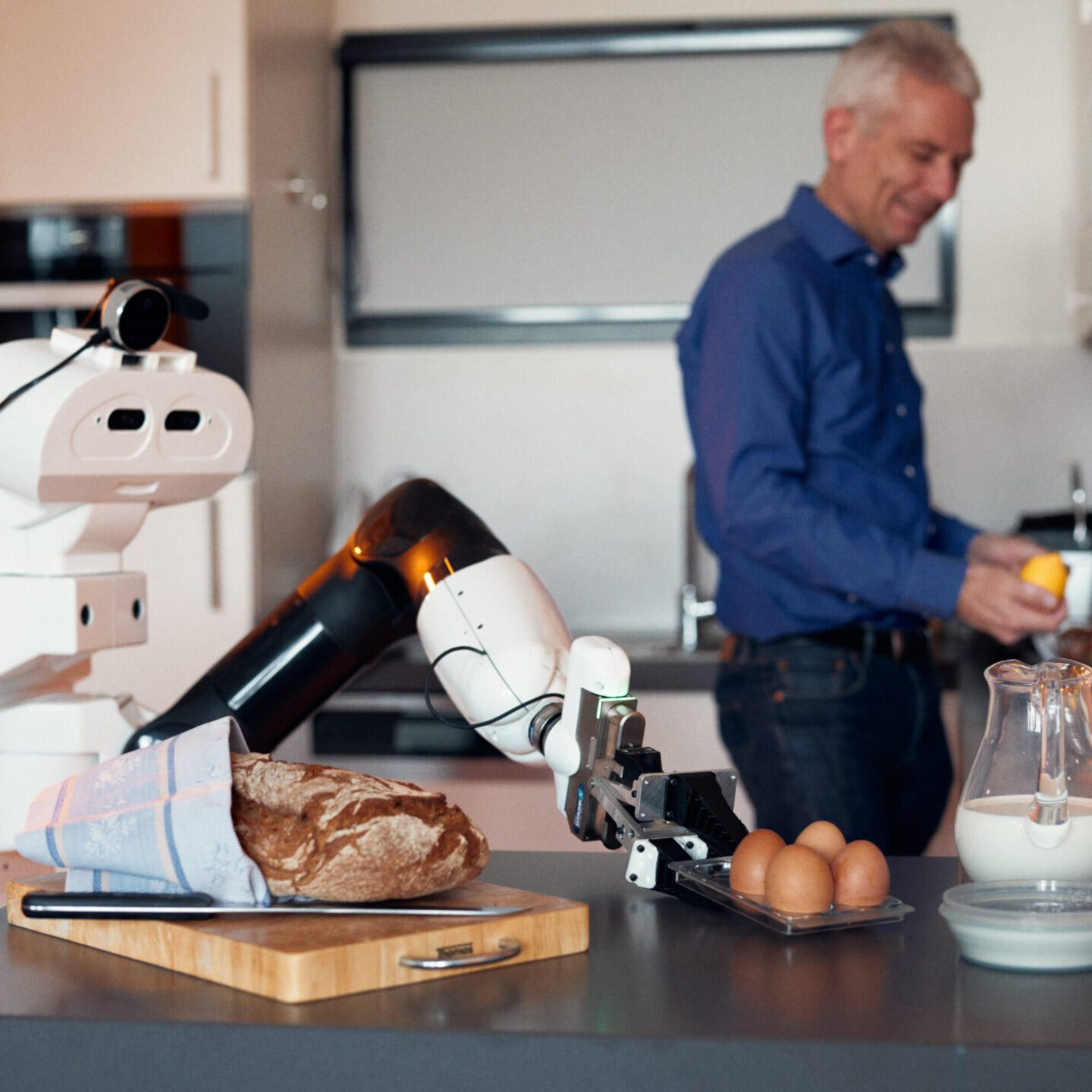 Roboter hilft beim Frühstück machen.