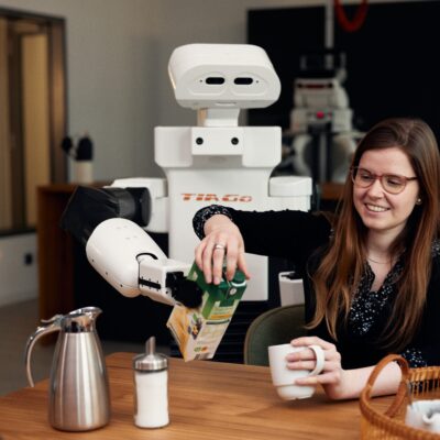 Roboter hilft junger Frau 