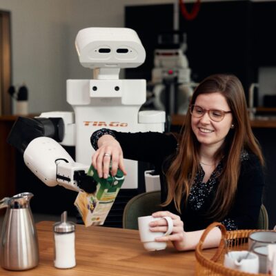 Roboter hilft junger Frau