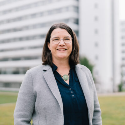 Prof'in Dr. Barbara Caspers vor einem Gebäude der Universität Bielefeld