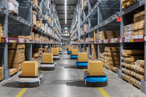 Roboter transportieren Pakete in einer Lagerhalle