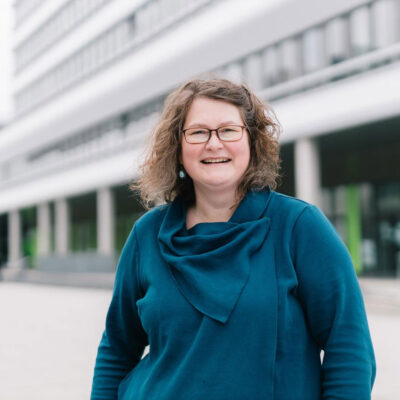 Dr. Silke Schwandt vor dem X-Gebäude der Universität Bielefeld