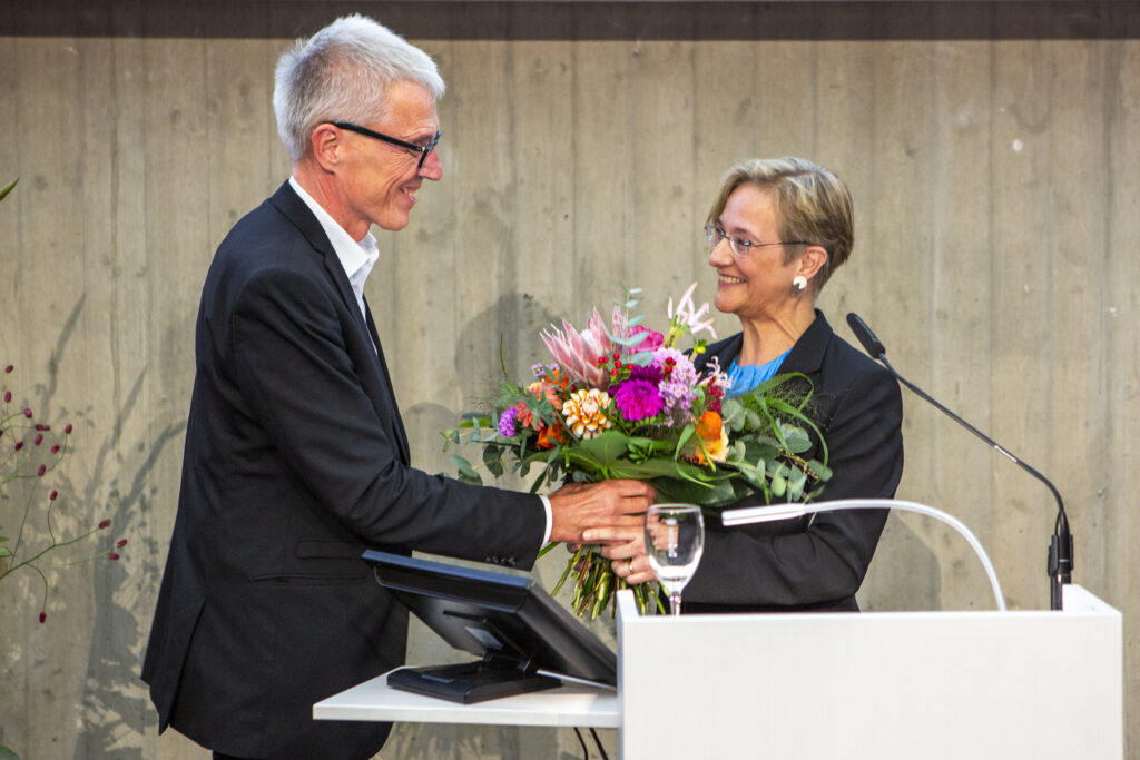 Stephan Becker übergibt Blumenstrauß an Angelika Epple.