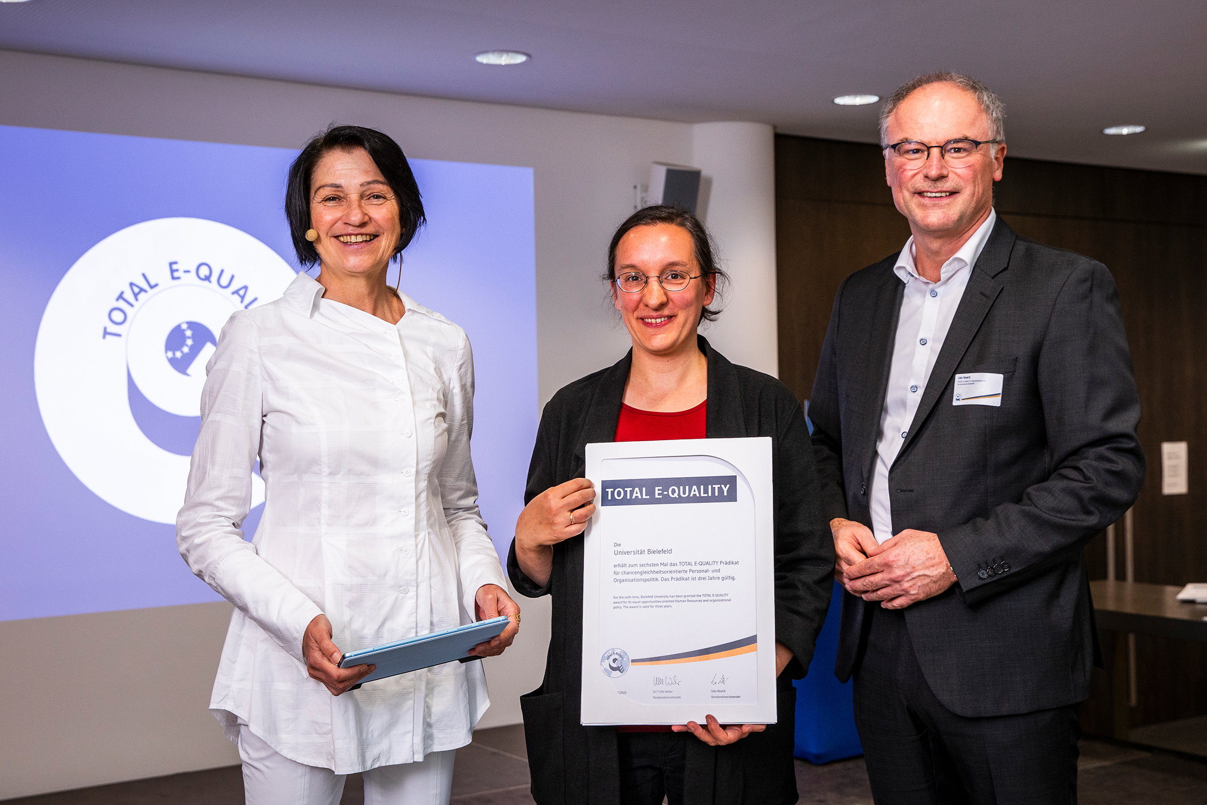 Prorektorin Alexandra Kaasch (Mitte) nimmt das Zertifikat von den Vorstandsvorsitzenden des TEQ, Dr. Ulla Weber und Udo Noack, entgegen.