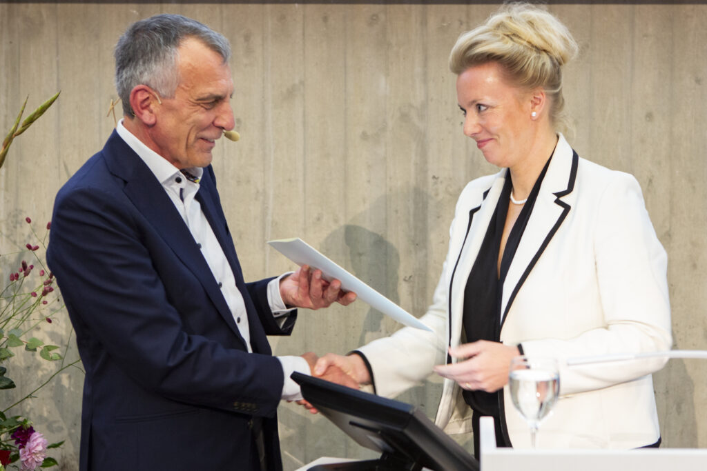 Ina Randes hands over certificate to Gerhard Sagerer.