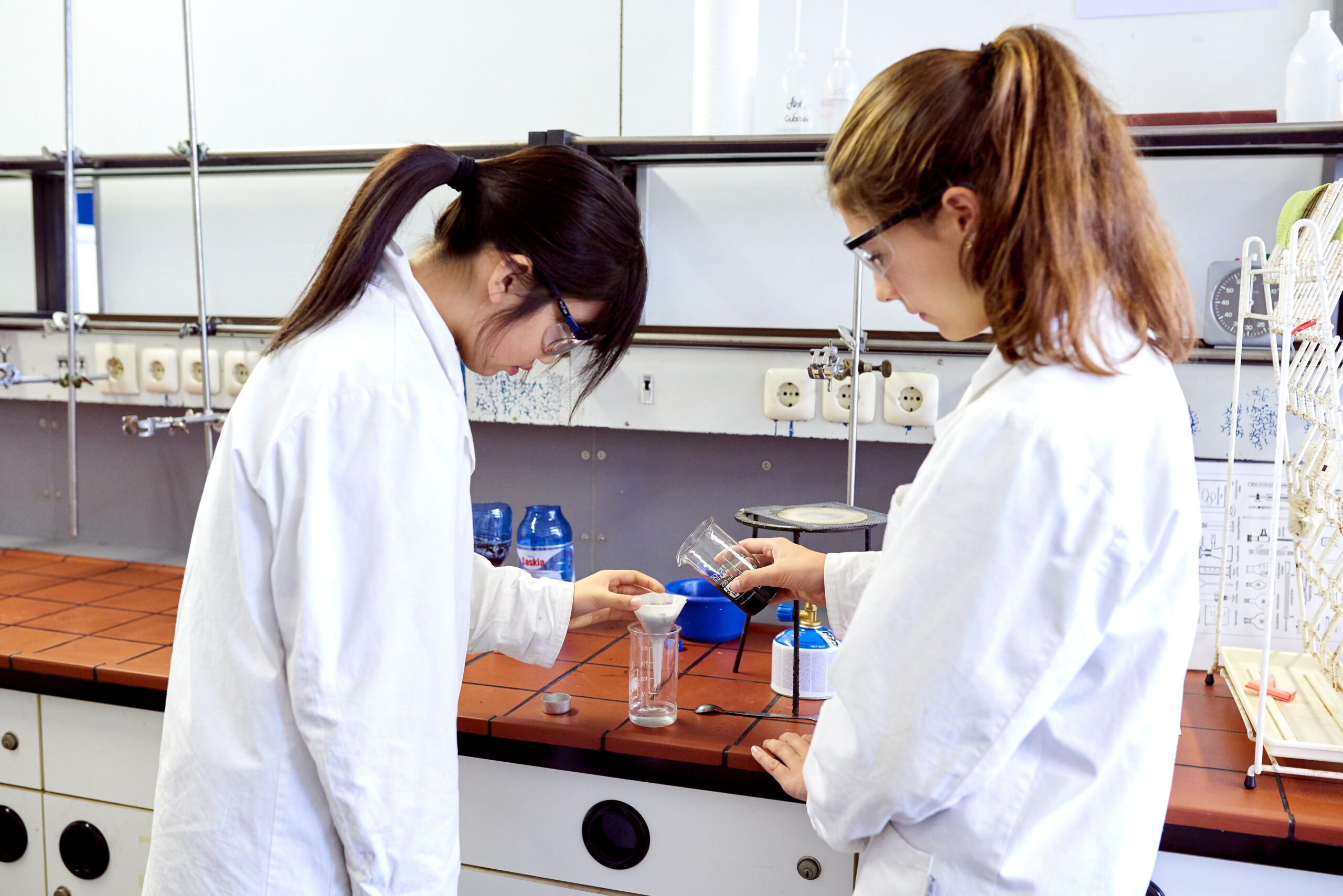 Zwei Schülerinnen experimentieren im teutolab-chemie.