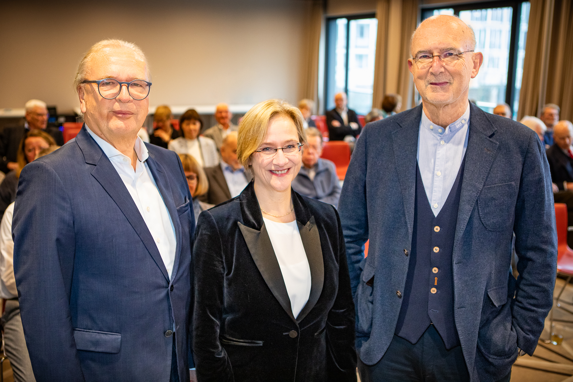 Im Légère Hotel in Bielefeld wurde Professorin Dr. Angelika Epple vom UGBi Vorstandsvorsitzenden Herbert Vogel (r.) und von Geschäftsführer Dr. Rainer Wend begrüßt, der ein spannendes Gespräch mit der neuen Rektorin moderierte.